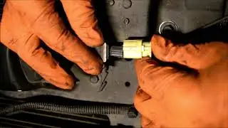 Снимите жёлтый штекер датчика удара и других деталей системы SRS. Infiniti/Nissan
