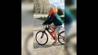 Pumpkin head on a bike fail 🤣😂🤣