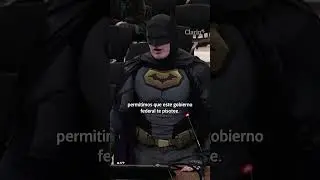 Un hombre disfrazado de Batman critic&oacute; la colaboraci&oacute;n con el ICE en una reuni&oacute;n municipal