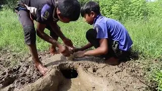 New Mud Hole Fish Eels Trap - Awesome Children Build Primitive Technology Trap Get A lot Fish 100%