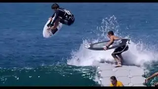 The Dock - Plataforma flutuante no meio de um pico de surf