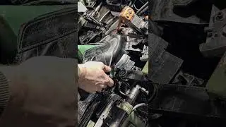 Суровые мужчины настраивают суровые станки.