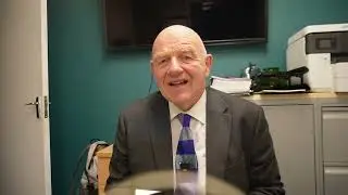 Симеон Берк утверждает, что его лишают возможности заниматься адвокатской деятельностью, поскольку он не может найти себе магистра.