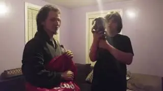 Уильям и Энди разговаривают с воздушными шарами, наполненными гелием