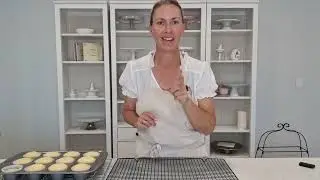 The Perfect Fluffy Vanilla Cupcake Recipe (one bowl)