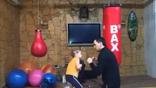 petite fille russe s'entraine boxe anglaise .mp4