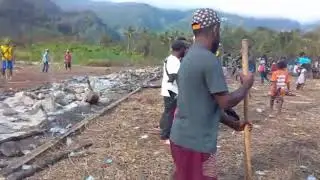 kenumea weri gwen kani Ferdam auri nom tanah merah ulogwe.