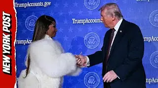 Трамп держал за руку Ники Минаж, приветствуя рэпершу на сцене во время саммита Trump Accounts.