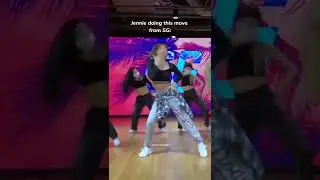 jennie doing lisa sg move wait for lisa reaction