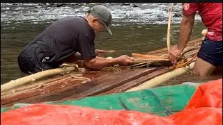 Bawa Kayu  Perahu Melalui Sungai Lirang Sangat Mencabar 