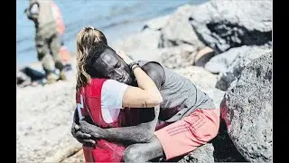 El conmovedor abrazo de Luna a un migrante africano que casi muere ahogado