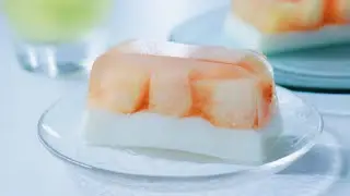 桃と牛乳　2層のミルクプリン