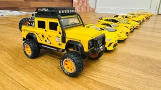 Желтые игрушечные машинки и монстр-машинки были остановлены на видео Finger Kids.