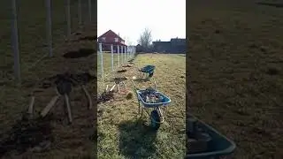 Postavljanje stubova za ogradu bašte.