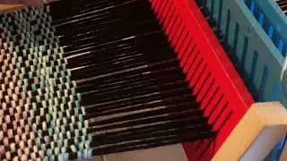 ткачество на игрушечном ткацком станке.