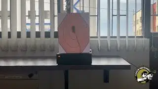 Simulador de Tiro electr&oacute;nico con movimiento y marcadora laser tipo pistola 9mm con retroceso.