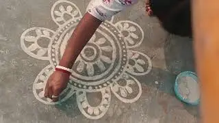 বাড়ির উঠানে আলপিনা 