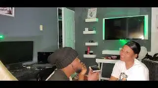 YO PRAN MIKE NAN MEN MICKA LI PA GEN TAN POU MIKE NAN FÈ ZEN 