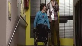 FOQ - Jon cae por las escaleras