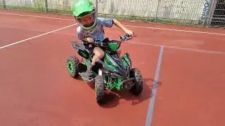 Jonas drifts an Actionbikes Racer 1000W. Jonas driftet ein Actionbikes Quad wie ein gro&szlig;er.