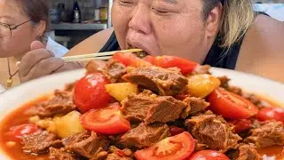 Monkey King's big bowl of tomato and beef brisket, served with rice, is so delicious!