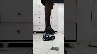Pisando em brinquedo de salto e meias finas