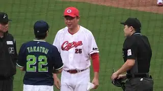 最後のメンバー交換となる高津監督を温かく迎える新井監督！場内は温かい拍手が送られる！広島東洋カープvs東京ヤクルトスワローズ 2025年10月4日
