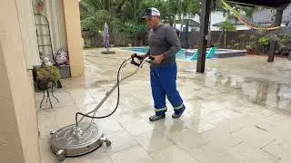 Limpiamos area de piscina con softwashing en lugar de alta presi&oacute;n, elimina moho, algas y suciedad.