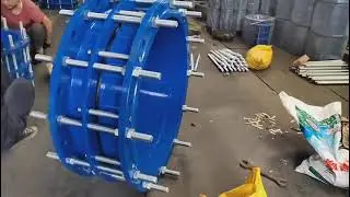Three flange type dismantling joint