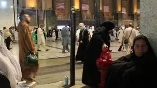 Suasana setelah shalat isya di pelataran masjidil haram
