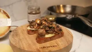 Tosta de quesuco de nata, cebolla caramelizada, champi&ntilde;ones y aceite de ajo y perejil