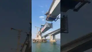 The giant steel box girder was hoisted and precisely installed #technology  #bridge #infrastructure