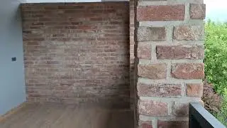 Zeď a sloupy ze star&yacute;ch cihel , star&eacute; cihly zvonilky , stavba ze star&yacute;ch cihel , cihlov&aacute; zeď