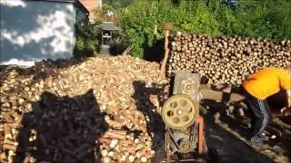 Мужик просто шинкует дрова! Самодельный веткорез дровокол!