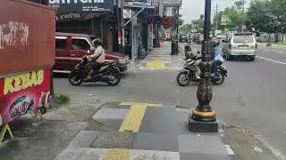 Jalan di depan kantor bupati