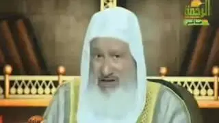 تطلب أمي مني مالا وراتبي لا يكفي ماذا أفعل ؟