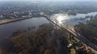 Wezbrana Narew w Ostrołęce z lotu ptaka