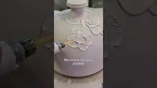 Добавляем цветы на крышку кувшина #studiopottery #ceramicart #керамика #функциональнаякерамика #р...