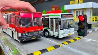 Автобусы проезжают лежачий полицейский! Про машинки