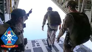 Разведка морской пехоты США проводит тренировочные высотные прыжки с парашютом.