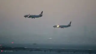 United Airlines Boeing 737 planes -twins and Parallel landing at SFO