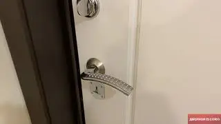 Белоснежная входная дверь 