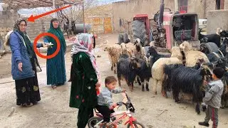 Hard Work in the Rain | Betul Takes a Job While the Children Stay Home