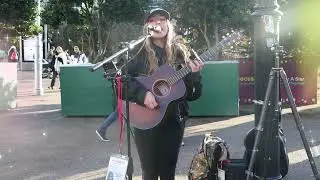 ✨❄️Pure Festive Busking Joy 🎶 Kylabelle Sings &ldquo;Mistletoe&rdquo; Live on Grafton Street✨🎄
