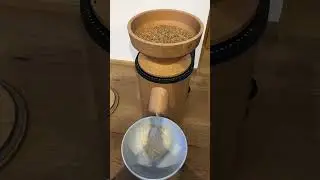 Mit Getreidemühle Vollkornmehl herstellen aus Dinkel!