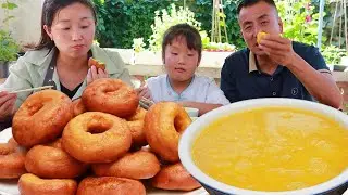 南瓜油圈圈这样做香甜暄软，配上醇香美味的南瓜粥，一家人吃美了！【陕北改艳】
