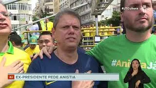 Jair Bolsonaro se junta a apoiadores em protesto na praia de Copacabana