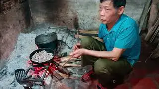 A sumptuous meal for the poor with boiled chicken hearts and stir fried goose gizzards
