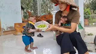 Monkey Kuku rummaged through the fridge and brought fruit for Mom and Mimi to eat