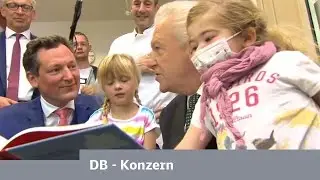 Eckart von Hirschhausen &uuml;bergibt DB-Vorlesekoffer